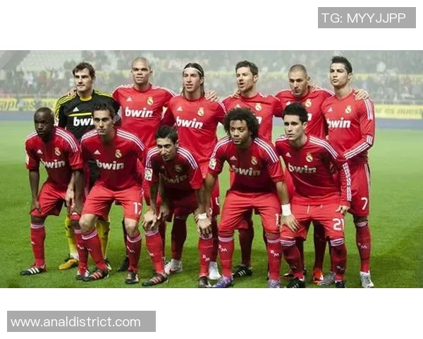 足球明星霸气宣传图展现球场魅力与个人风采的完美结合